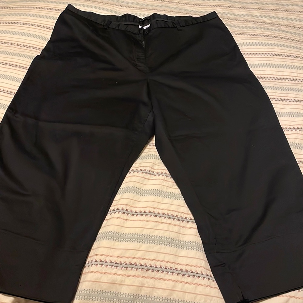 Avenue black capri pants - Size 22